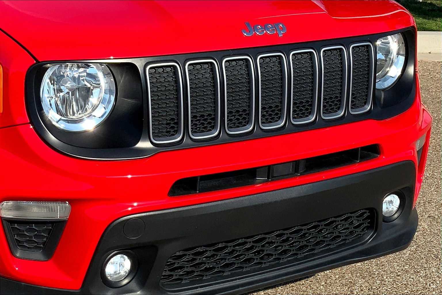 Used 2023 Jeep Renegade Latitude w/ Premium Group image 29