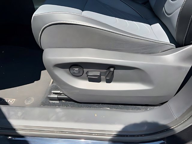 Used 2025 Volkswagen Tiguan SE R-Line AWD/4WD image 19