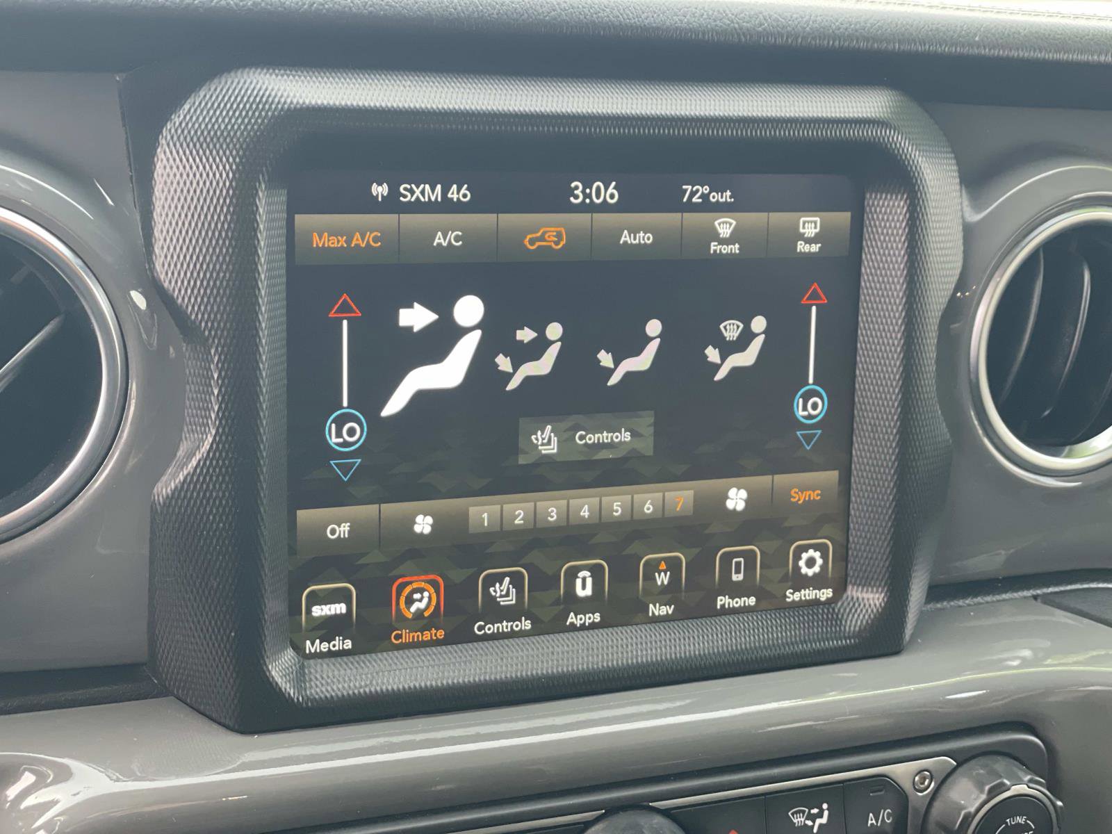 Used 2022 Jeep Wrangler Unlimited Sahara w/ Cold Weather Group image 10