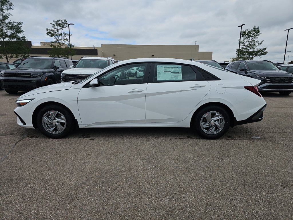 New 2026 Hyundai Elantra SE FWD image 2