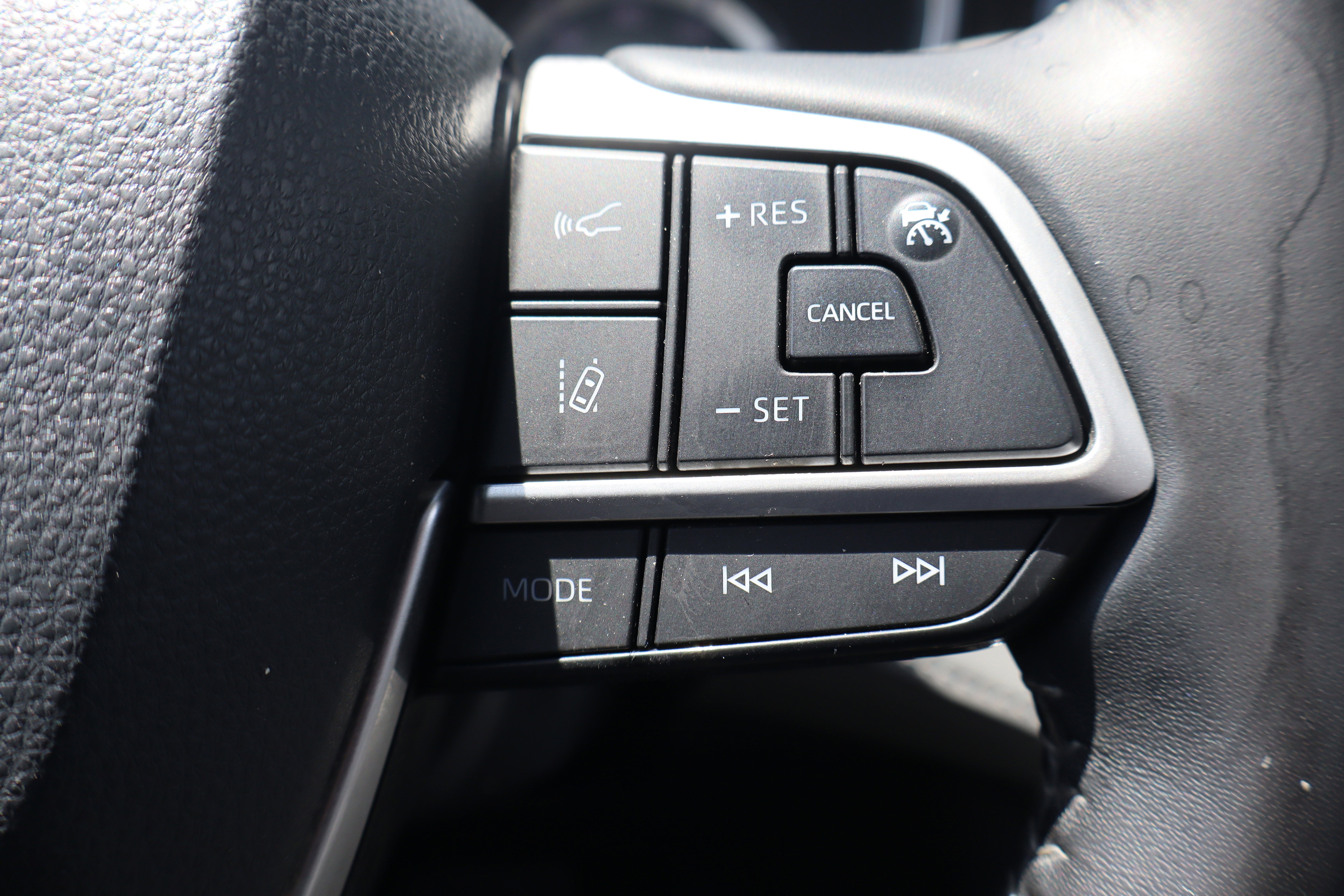 Used 2022 Toyota Highlander XLE AWD/4WD image 18