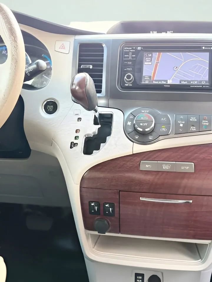 Used 2014 Toyota Sienna XLE image 27