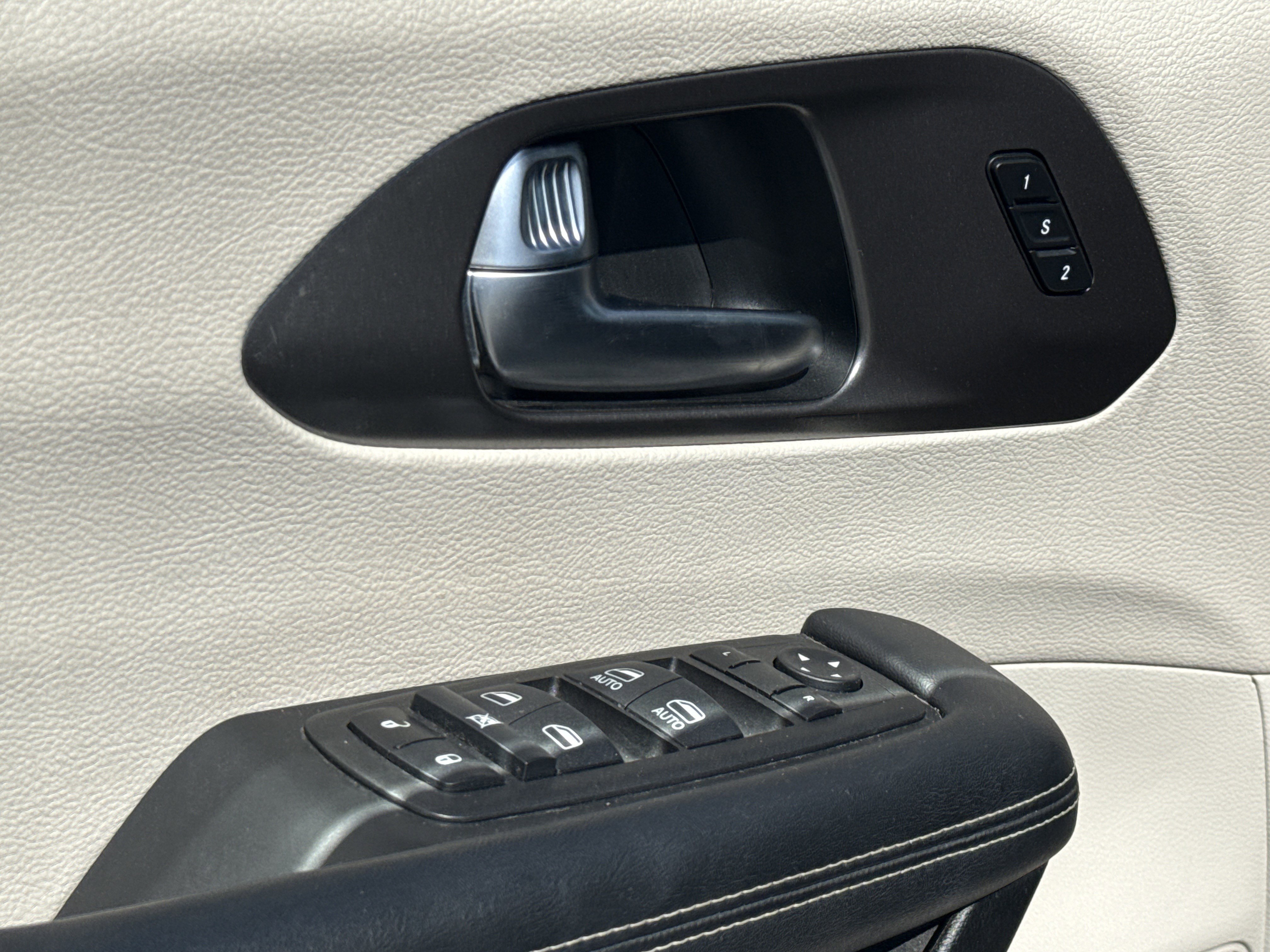 Used 2023 Chrysler Pacifica Touring-L FWD image 14