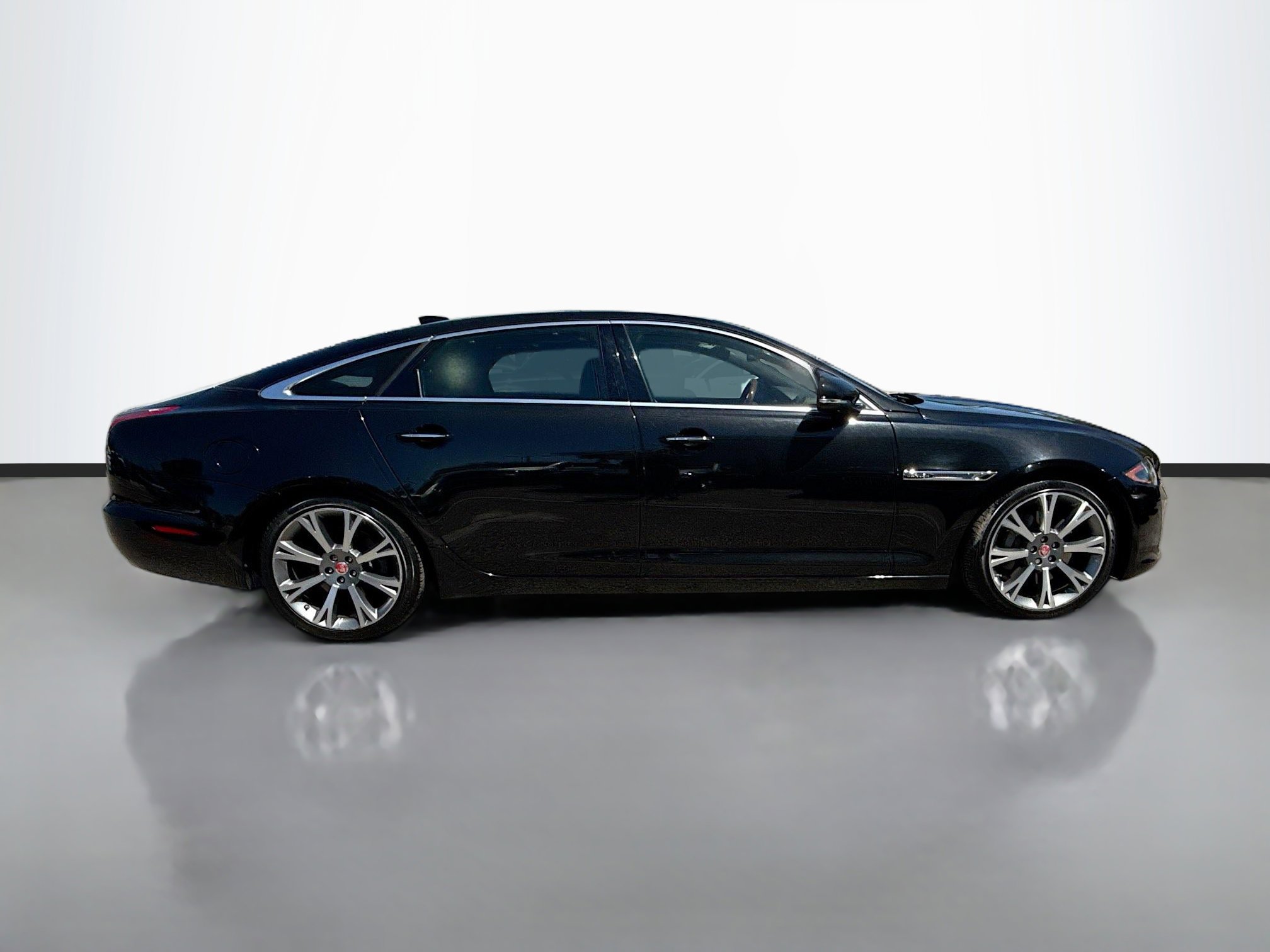 Used 2017 Jaguar XJ L Portfolio image 2