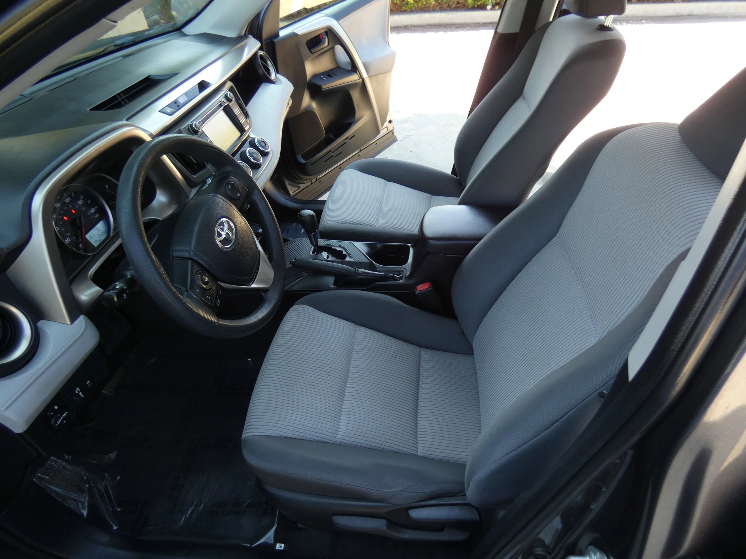 Used 2015 Toyota RAV4 LE image 50