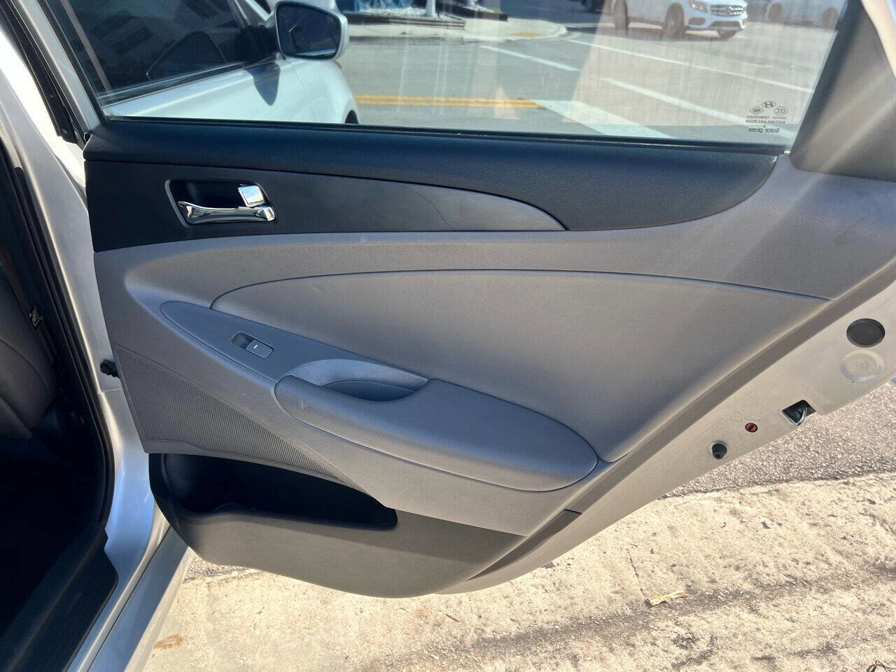 Used 2011 Hyundai Sonata SE w/ Navigation & Sunroof Pkg 4 FWD image 15