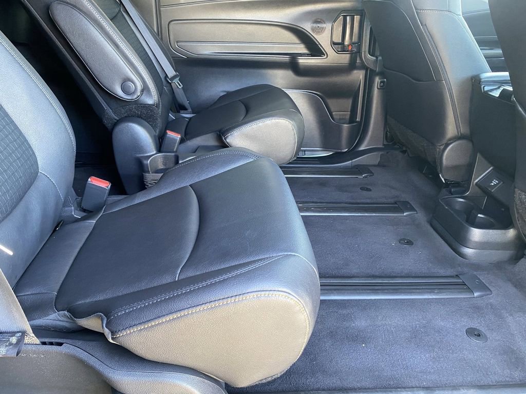 Certified 2025 Toyota Sienna XLE Woodland Edition image 19