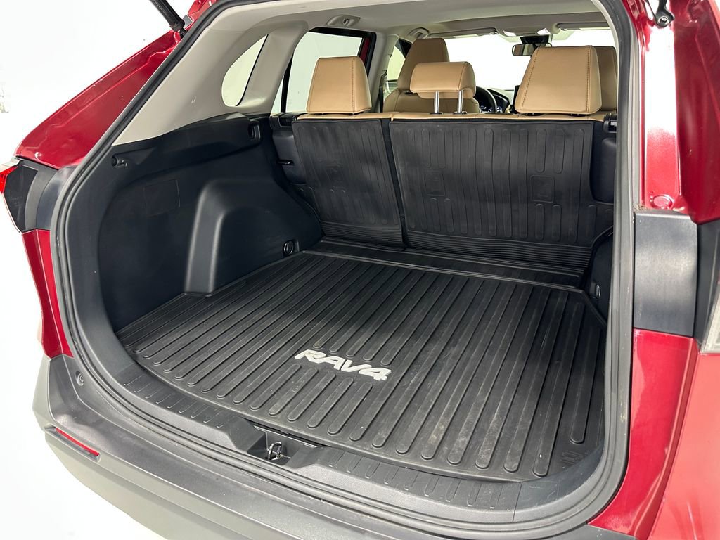 Used 2022 Toyota RAV4 XLE Premium image 16