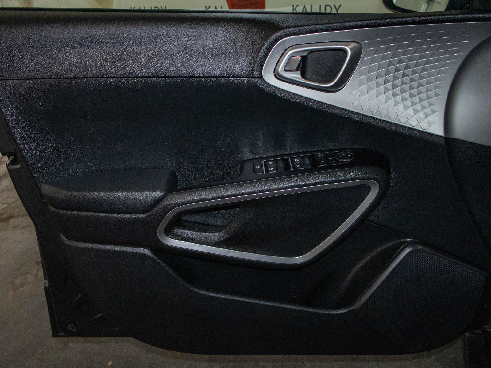 Used 2025 Kia Soul LX FWD image 10