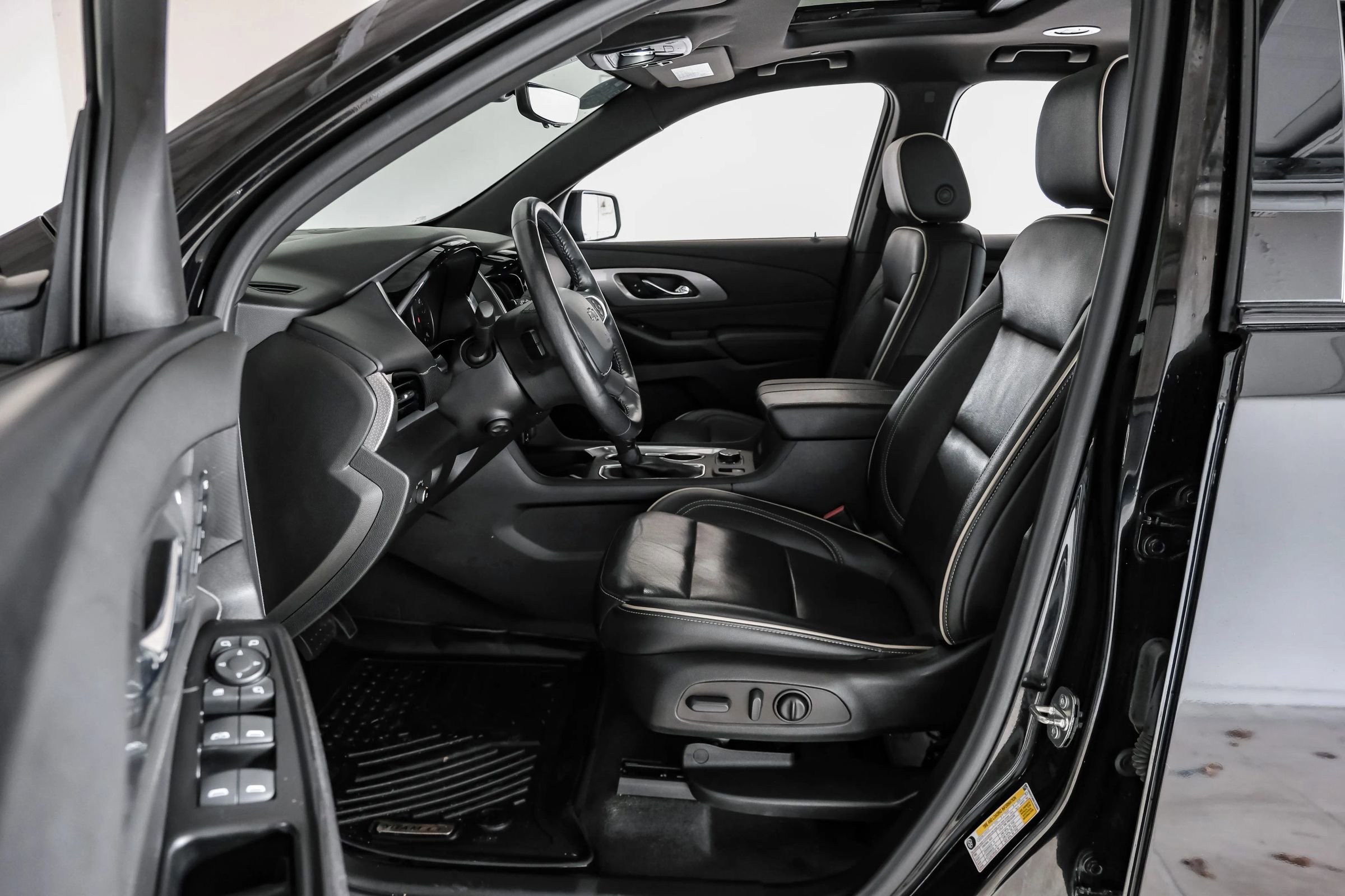 Used 2022 Chevrolet Traverse Premier w/ Redline Edition FWD image 3