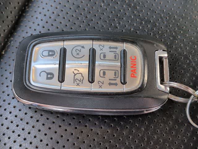 Used 2020 Chrysler Pacifica Limited FWD image 38