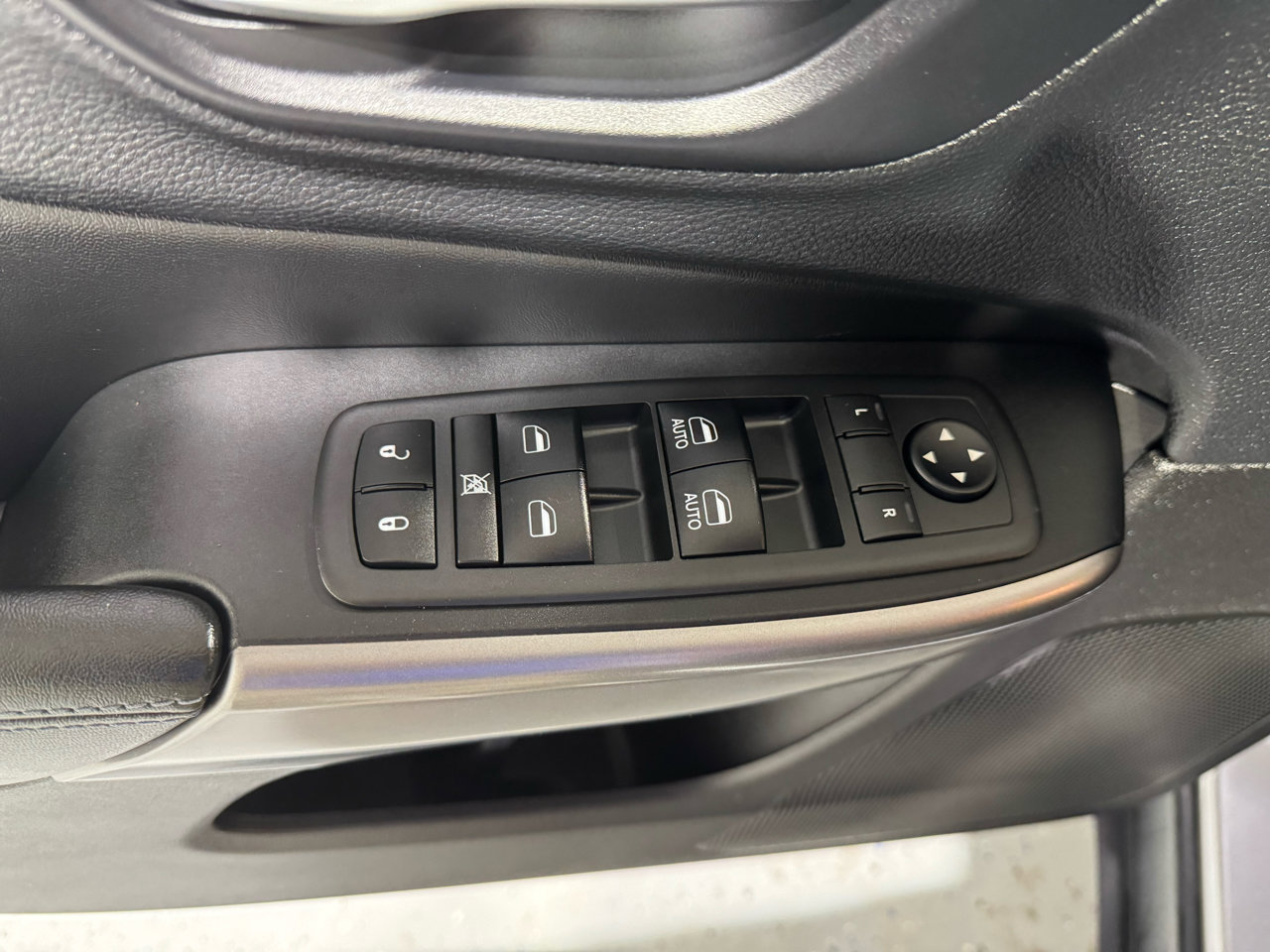 Used 2019 Jeep Cherokee Latitude Plus w/ Comfort/Convenience Group image 26