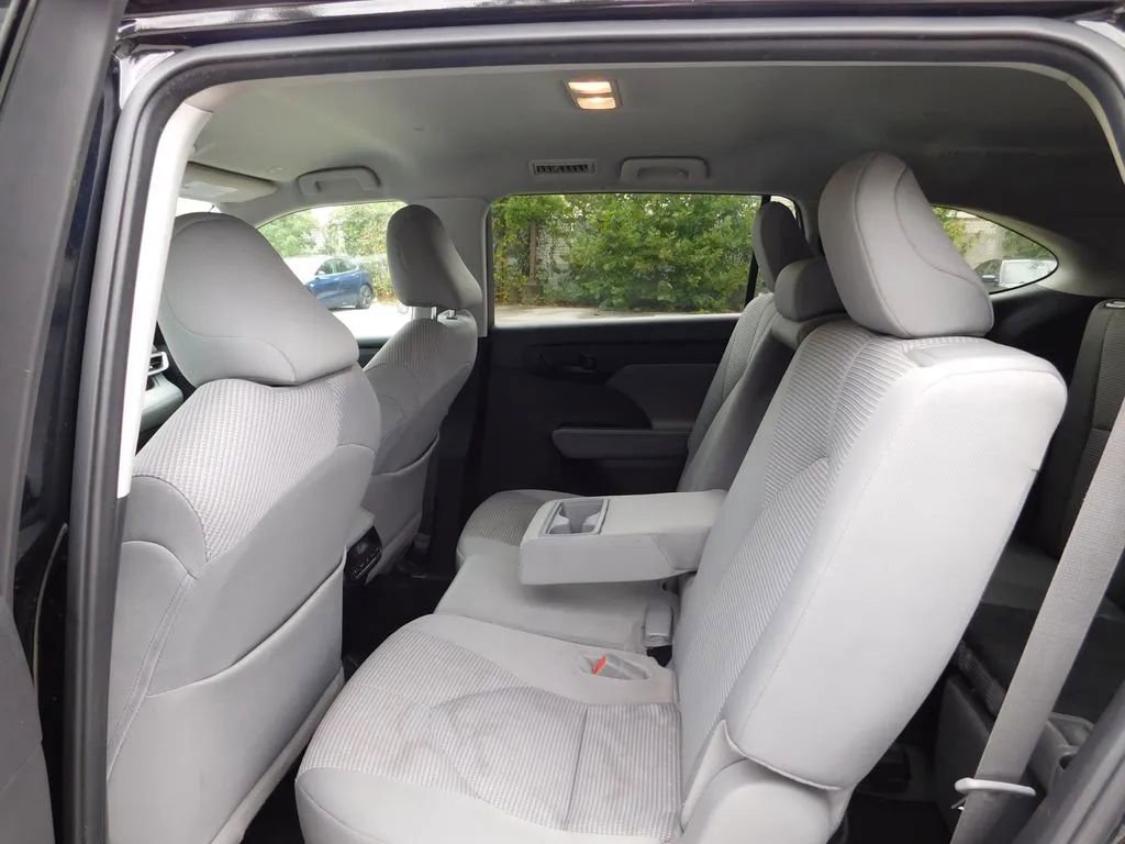 Used 2024 Toyota Highlander LE image 12