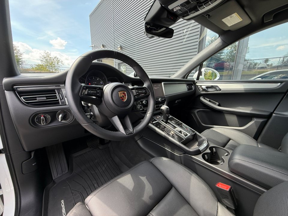 Certified 2026 Porsche Macan AWD/4WD image 4