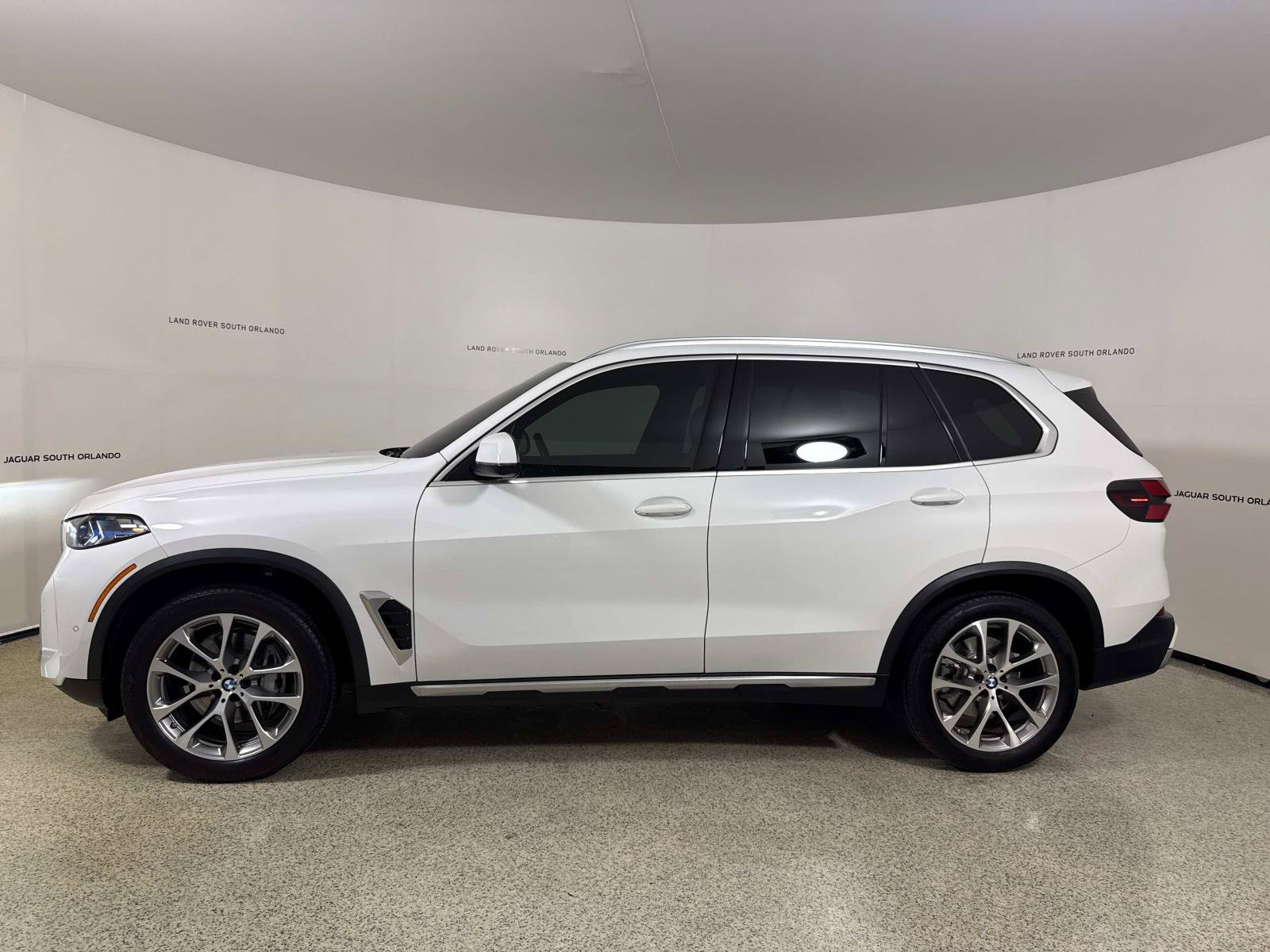 Used 2024 BMW X5 sDrive40i w/ Premium Package RWD image 2
