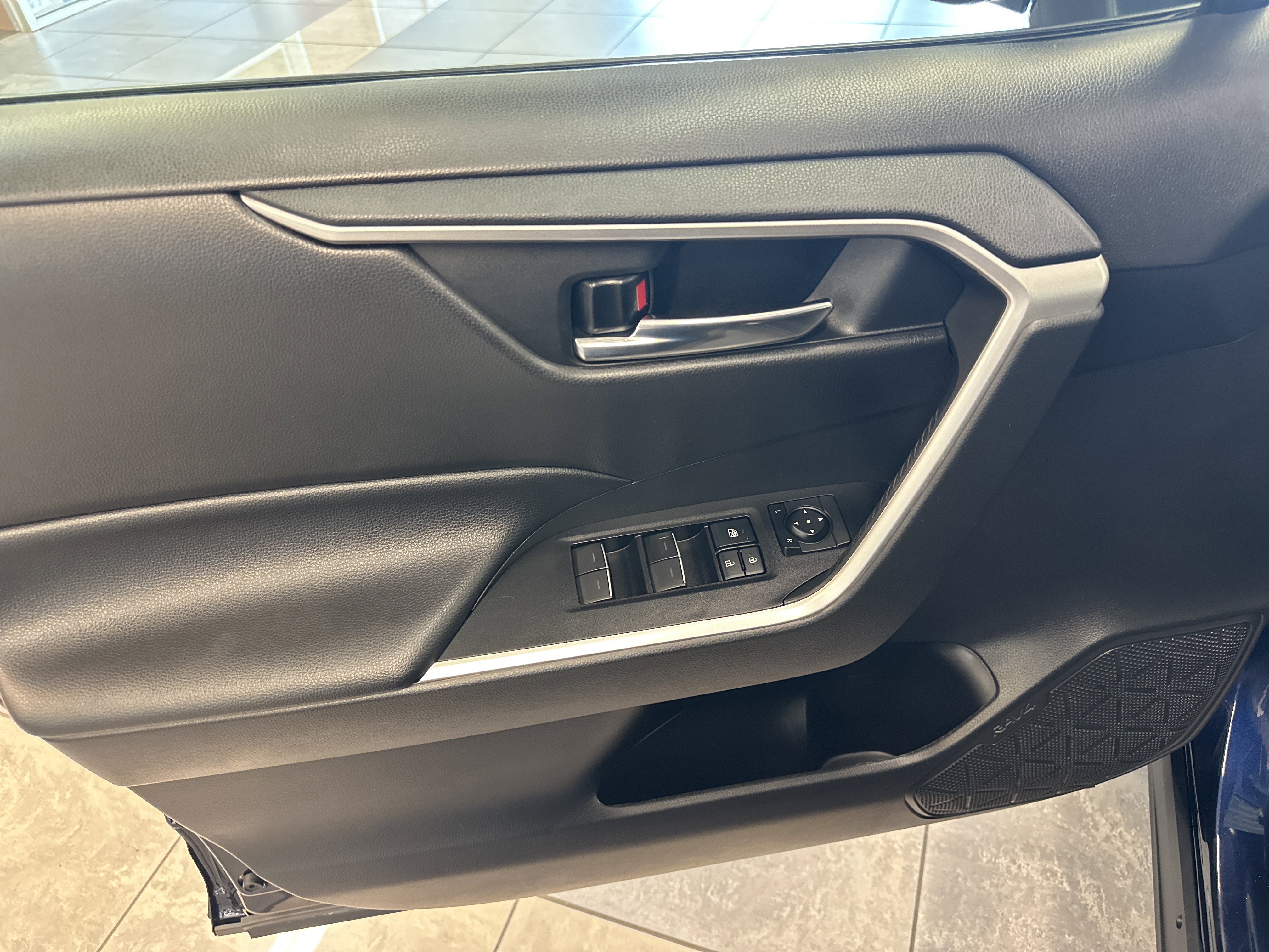 Used 2022 Toyota RAV4 XLE w/ Convenience Package image 21