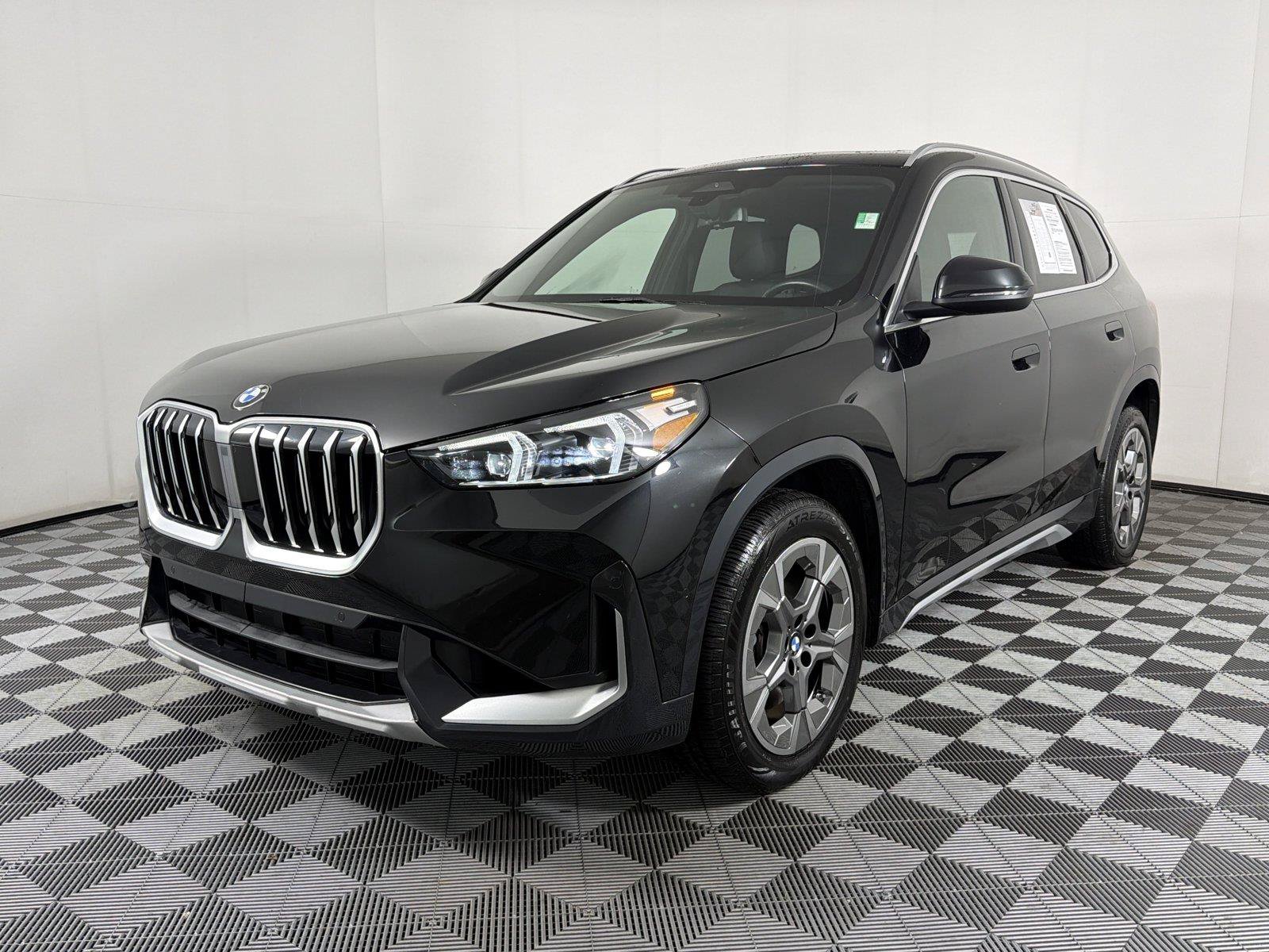 Used 2025 BMW X1 xDrive28i AWD/4WD image 3