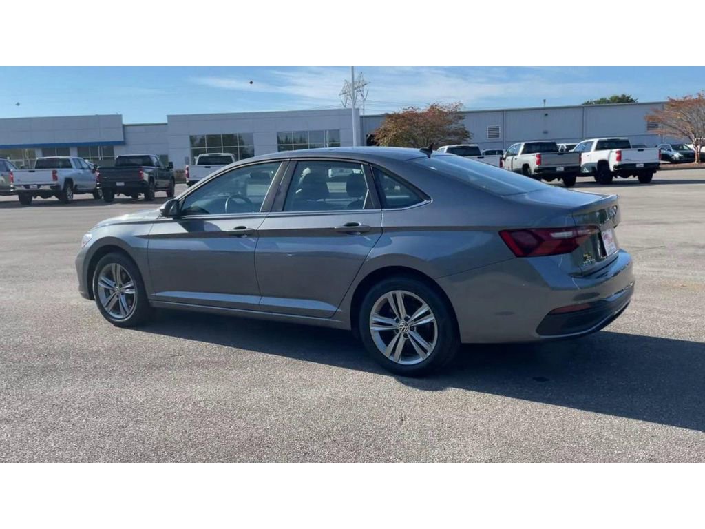 Used 2024 Volkswagen Jetta SE image 4