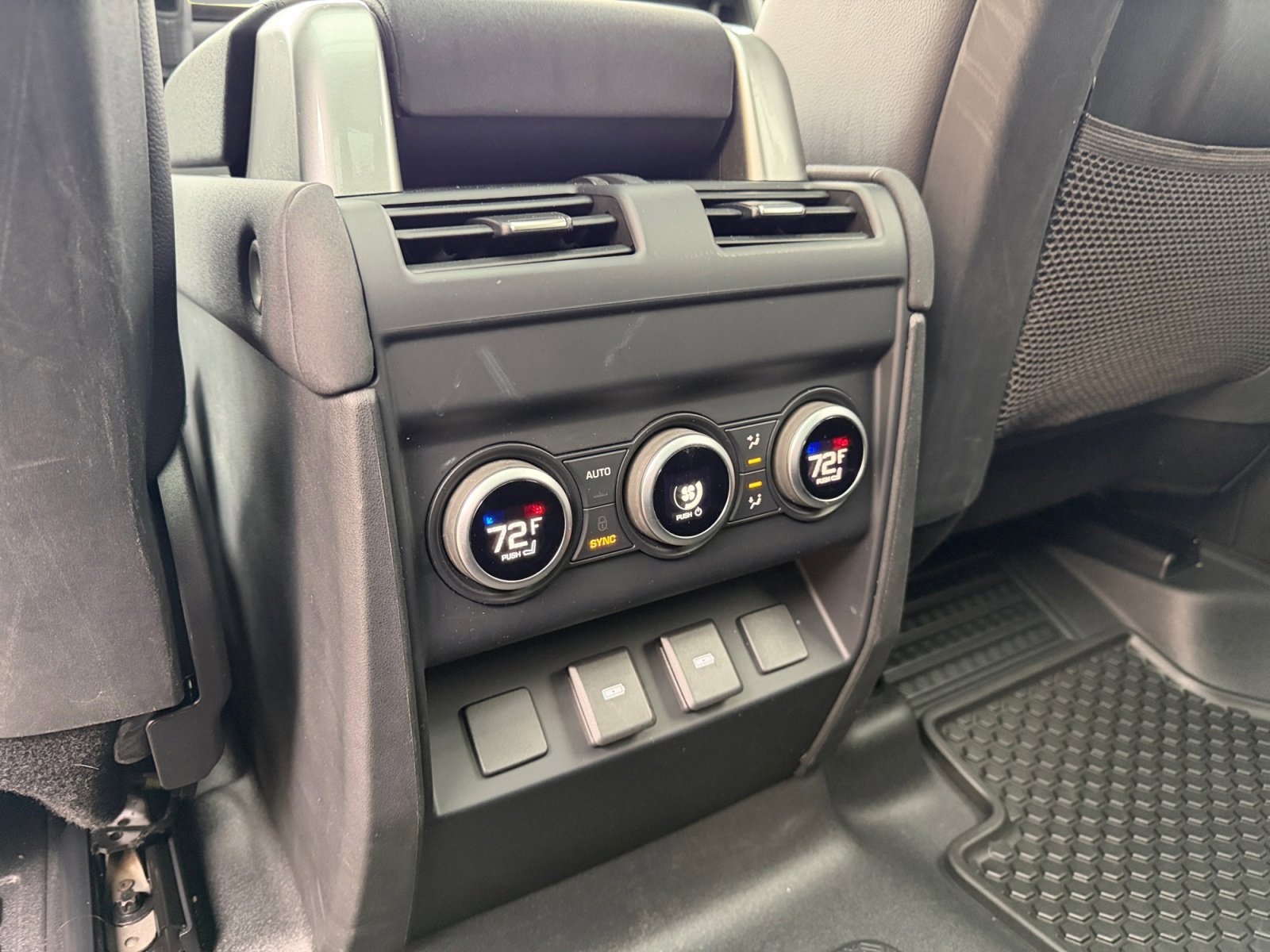 Used 2023 Land Rover Defender 130 SE image 18