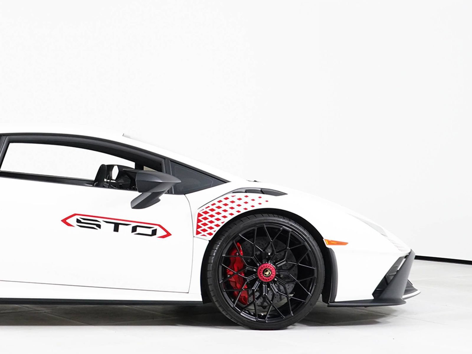 Used 2022 Lamborghini Huracan STO RWD image 15