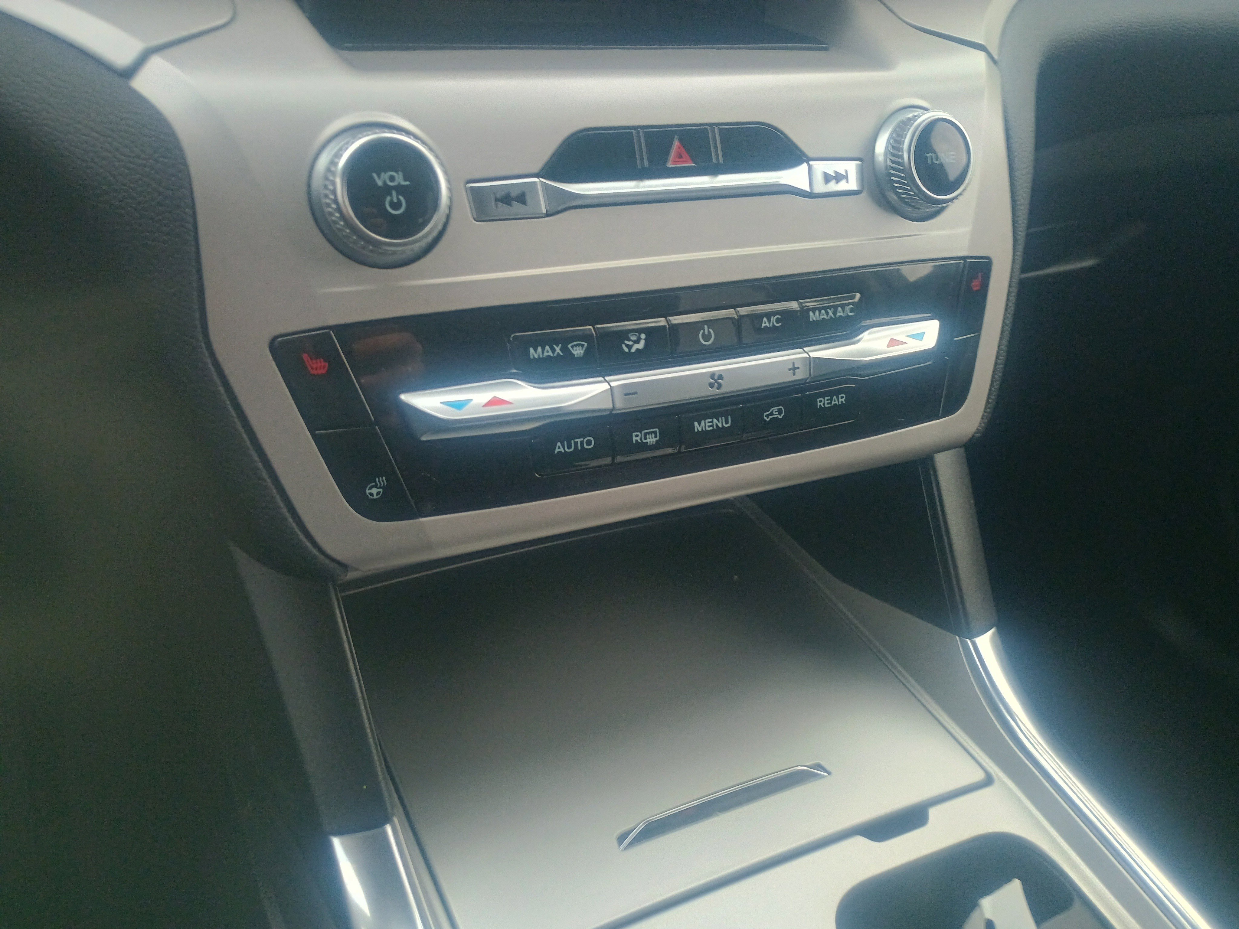 Certified 2023 Ford Explorer XLT w/ Equipment Group 202A image 25