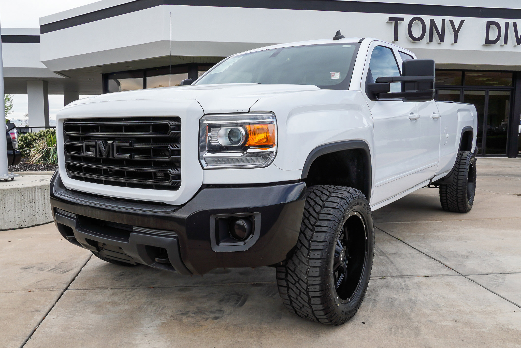 Used 2016 GMC Sierra 2500 SLE w/ SLE Preferred Package AWD/4WD image 4