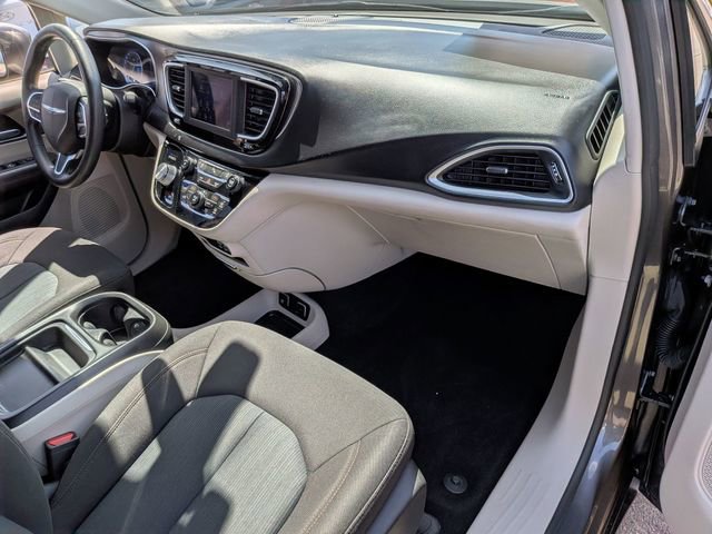 Used 2020 Chrysler Pacifica Touring FWD image 35