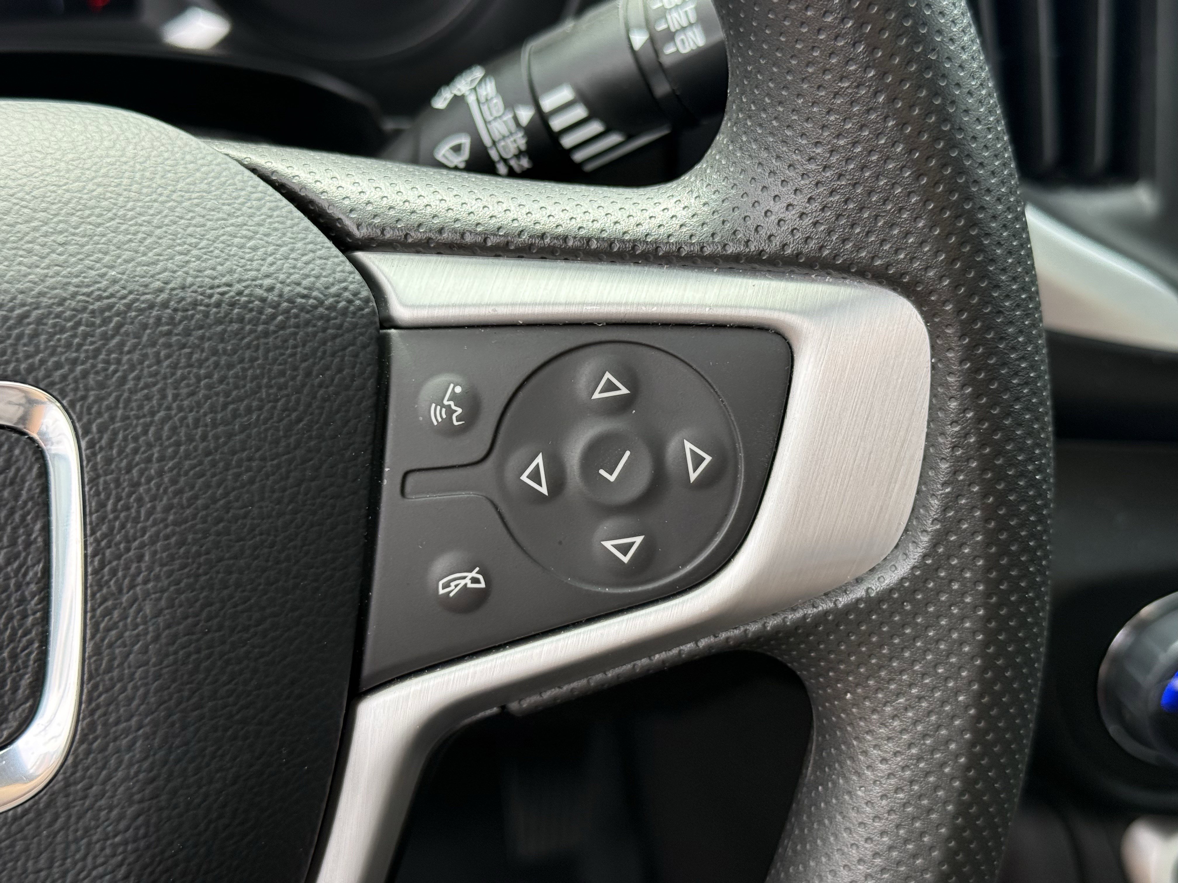 Used 2024 GMC Terrain SLE w/ Driver Convenience Package image 17