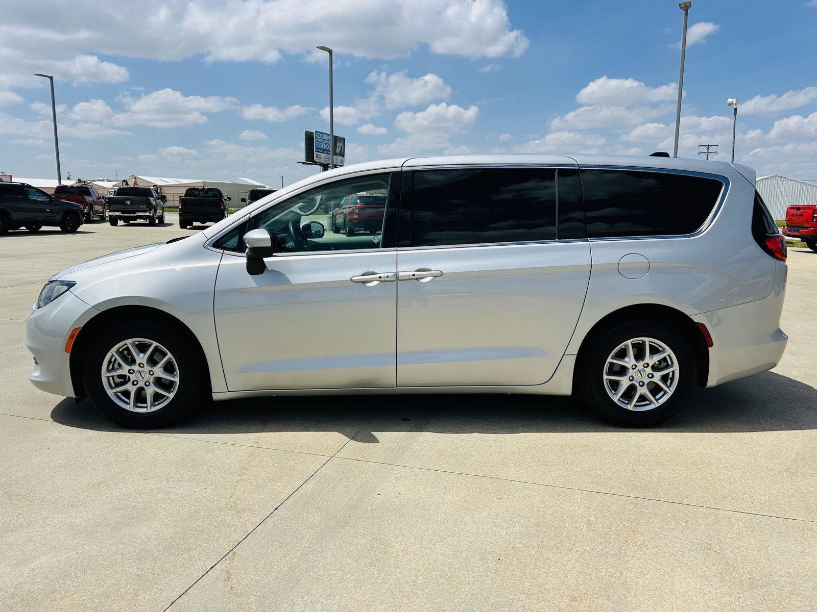 Used 2023 Chrysler Voyager LX image 33