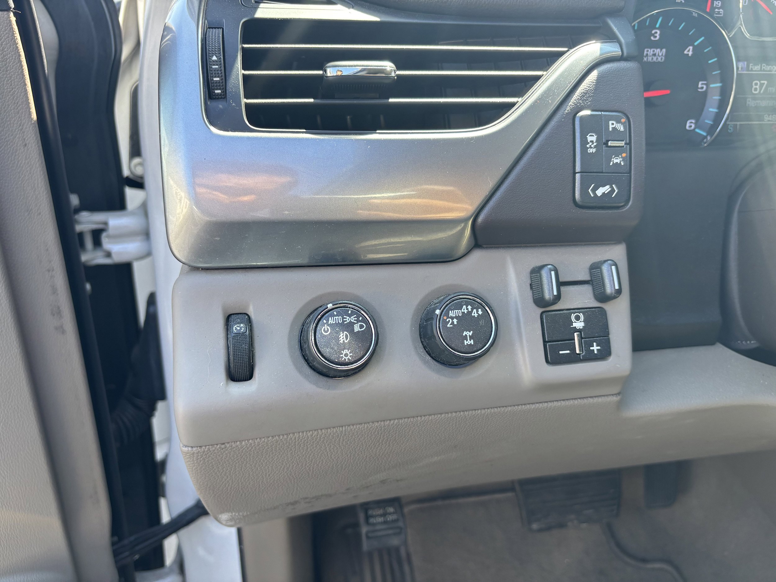 Used 2019 Chevrolet Suburban LT w/ Luxury Package AWD/4WD image 10