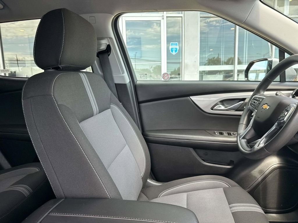 Used 2025 Chevrolet Blazer LT FWD image 11