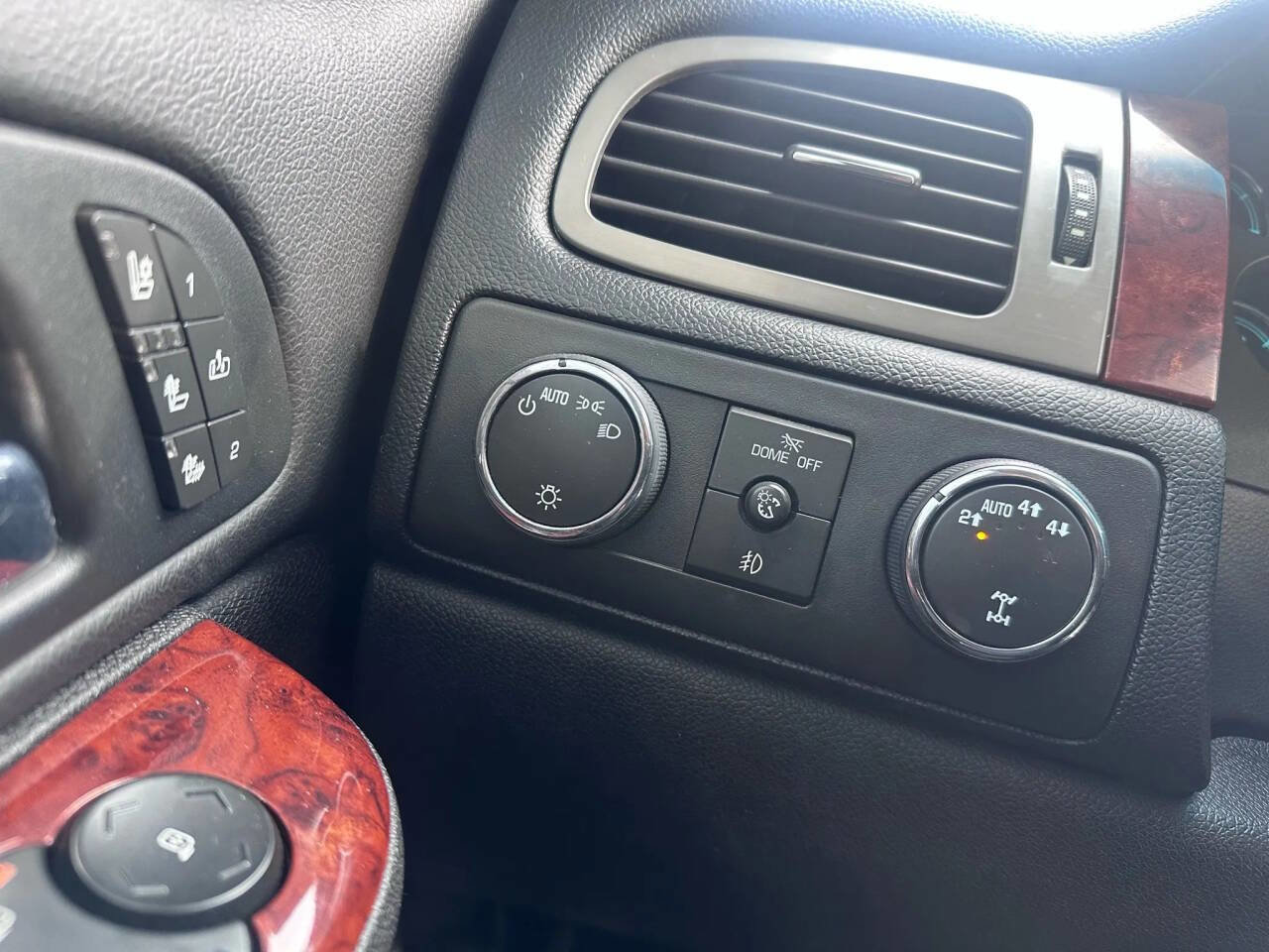 Used 2014 Chevrolet Suburban LTZ image 19