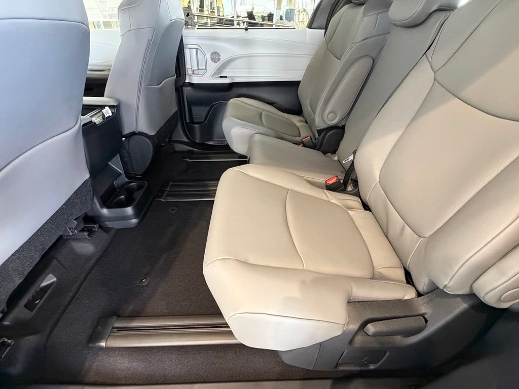 New 2026 Toyota Sienna XLE FWD image 30