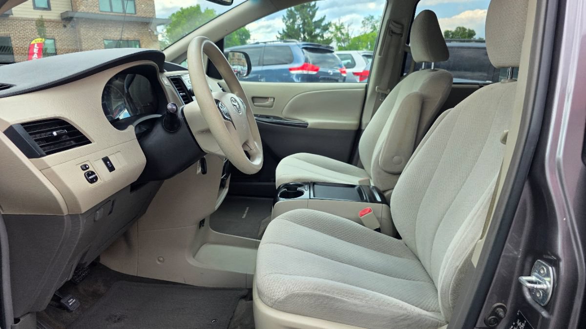 Used 2011 Toyota Sienna LE w/ Towing Pkg FWD image 9
