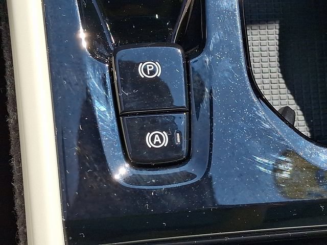 Certified 2025 Volvo XC40 B5 Ultra AWD/4WD image 28