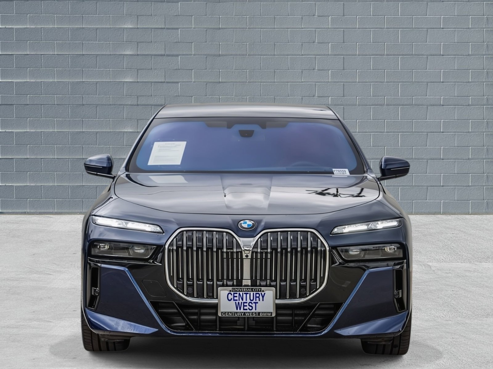 Used 2025 BMW 760i xDrive w/ Executive Package image 2