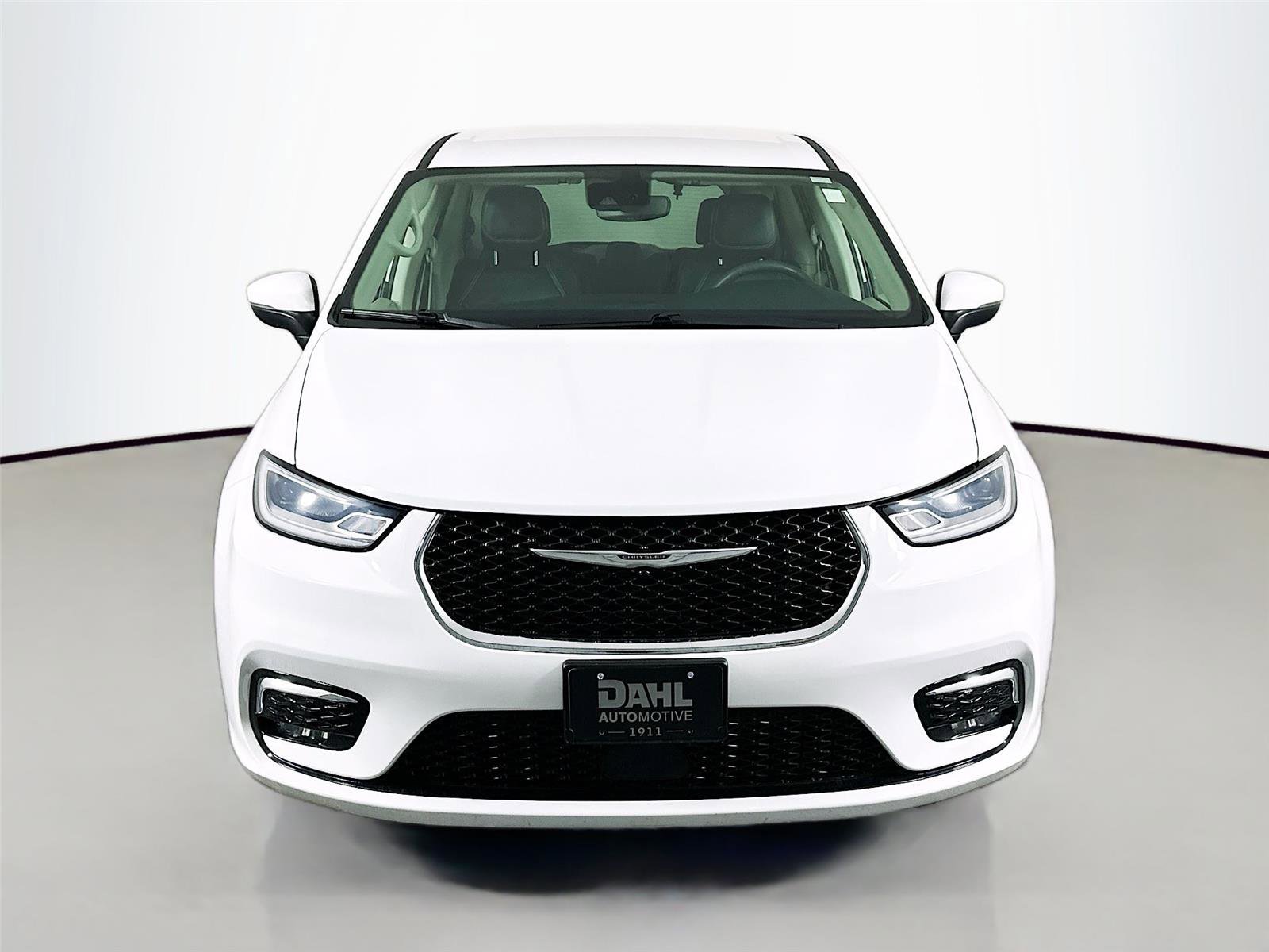 Used 2023 Chrysler Pacifica Touring-L image 3