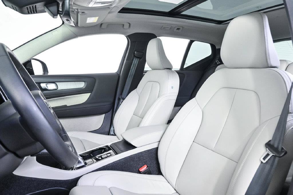 Certified 2026 Volvo XC40 B5 Plus AWD/4WD image 7