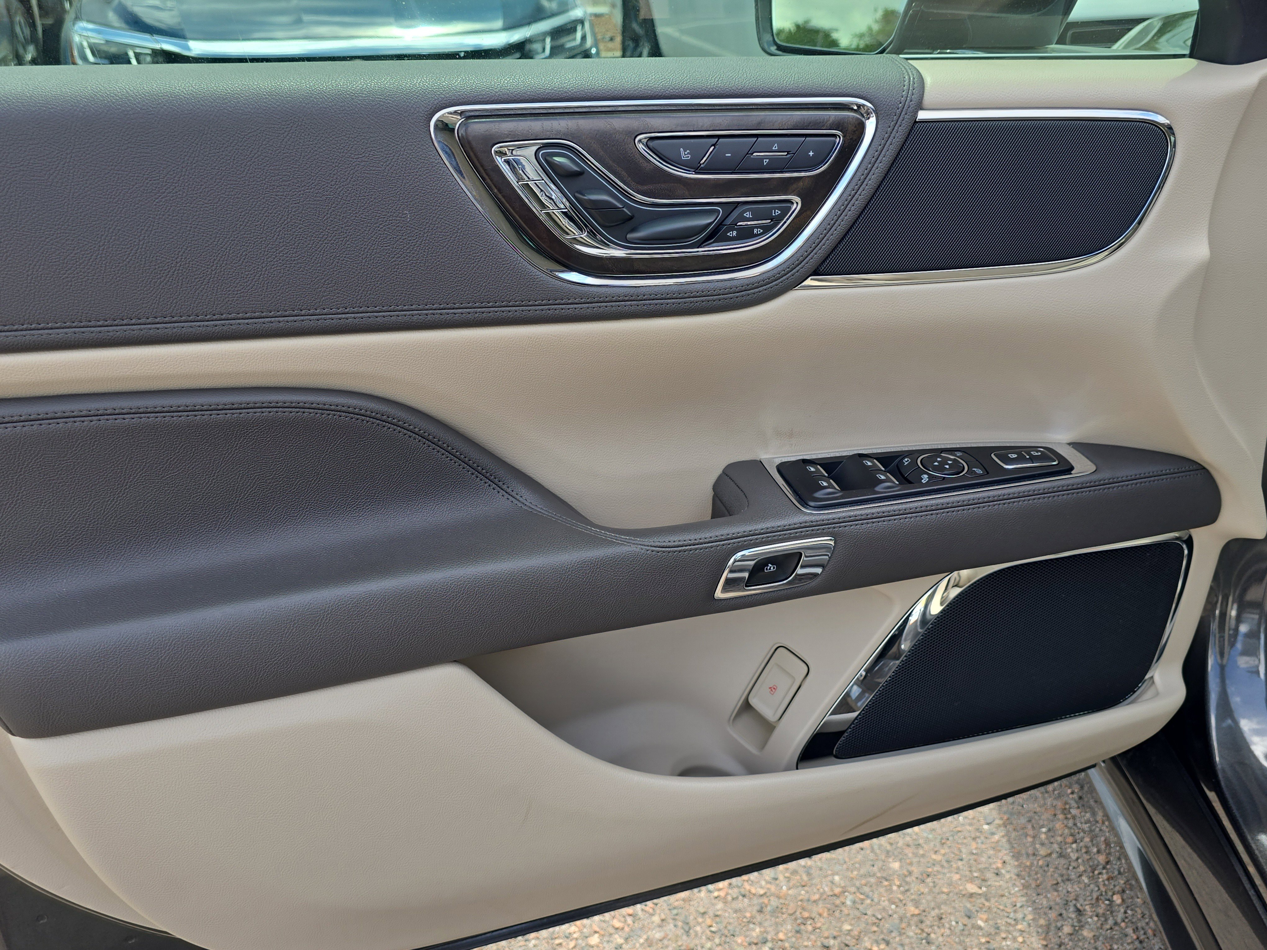 Used 2019 Lincoln Continental Select image 18