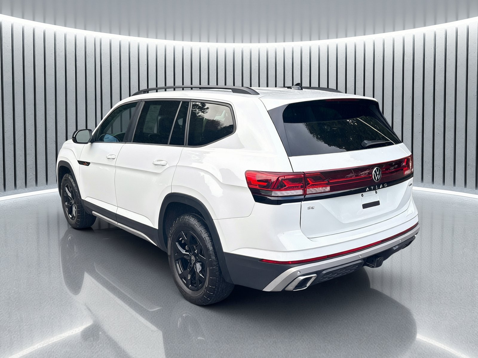Used 2025 Volkswagen Atlas Peak Edition SE AWD/4WD image 4