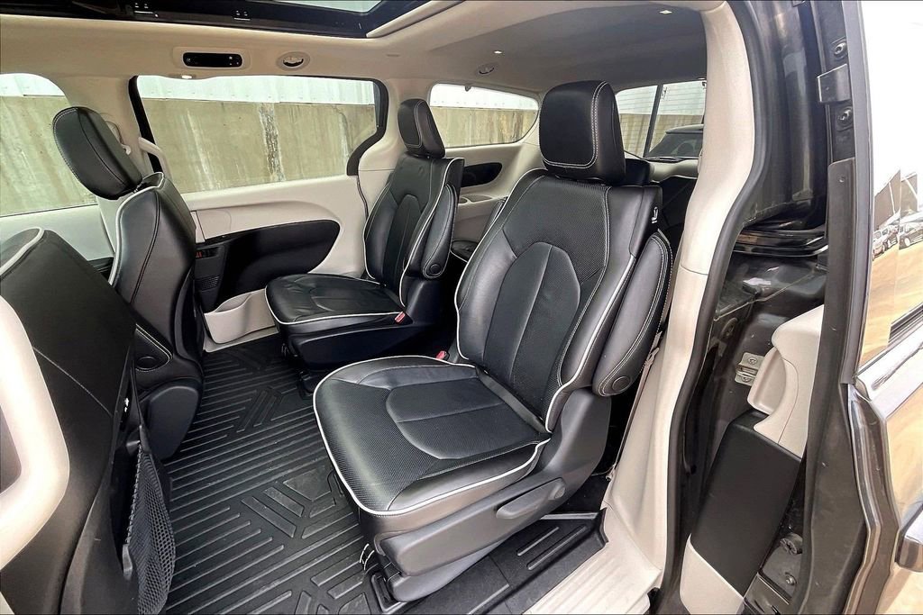 Used 2023 Chrysler Pacifica Limited image 26