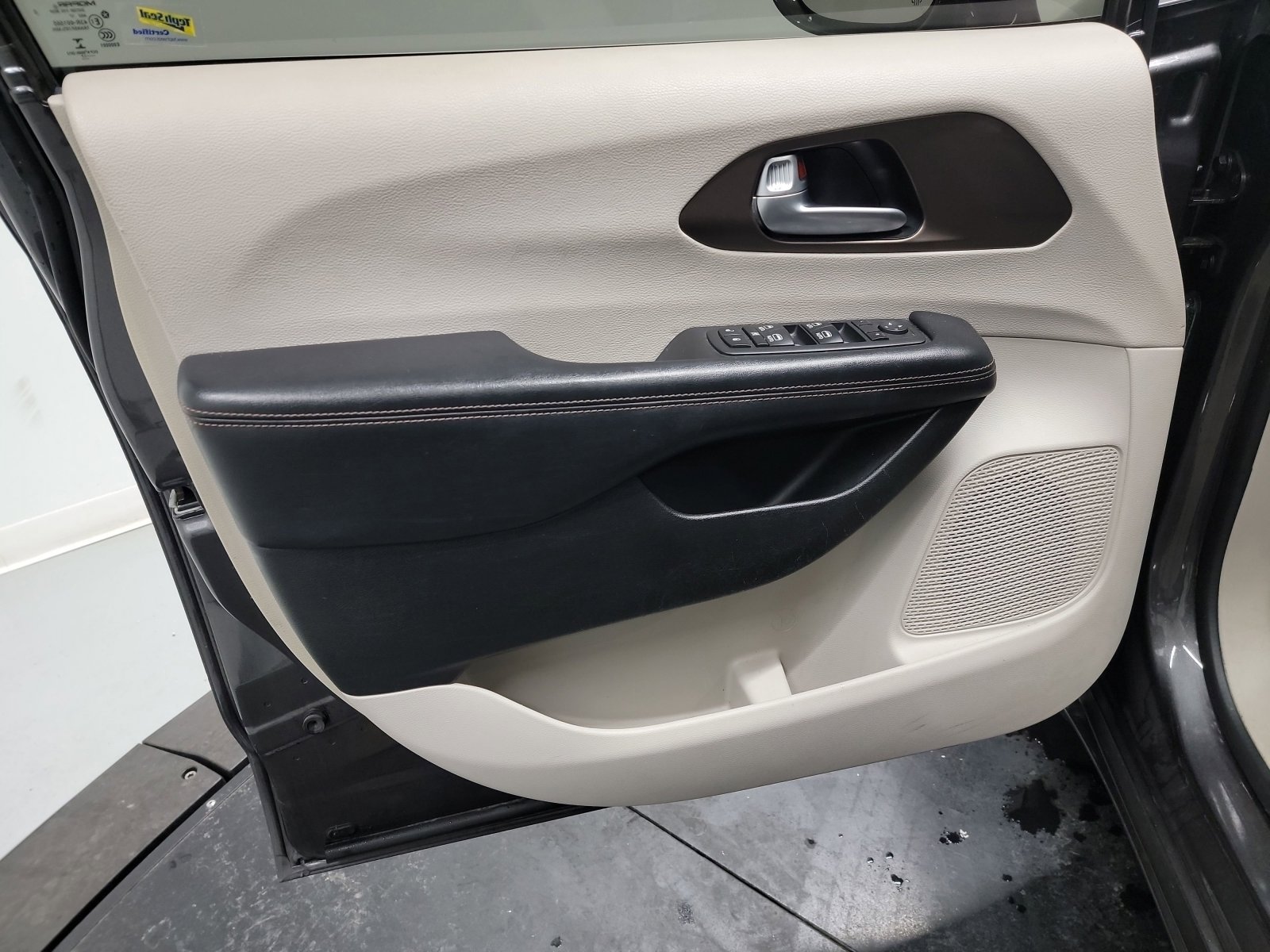 Used 2017 Chrysler Pacifica Touring-L Plus w/ Advanced Safetytec Group image 13