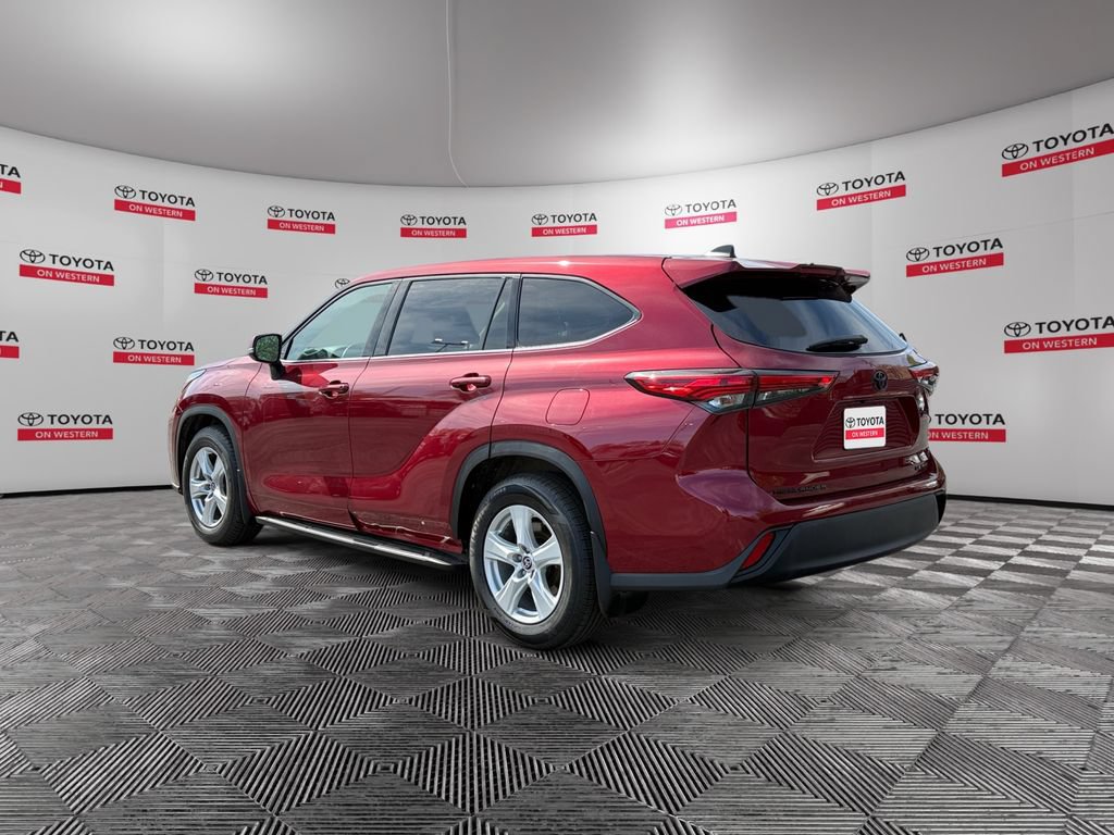 Used 2022 Toyota Highlander LE AWD/4WD image 7