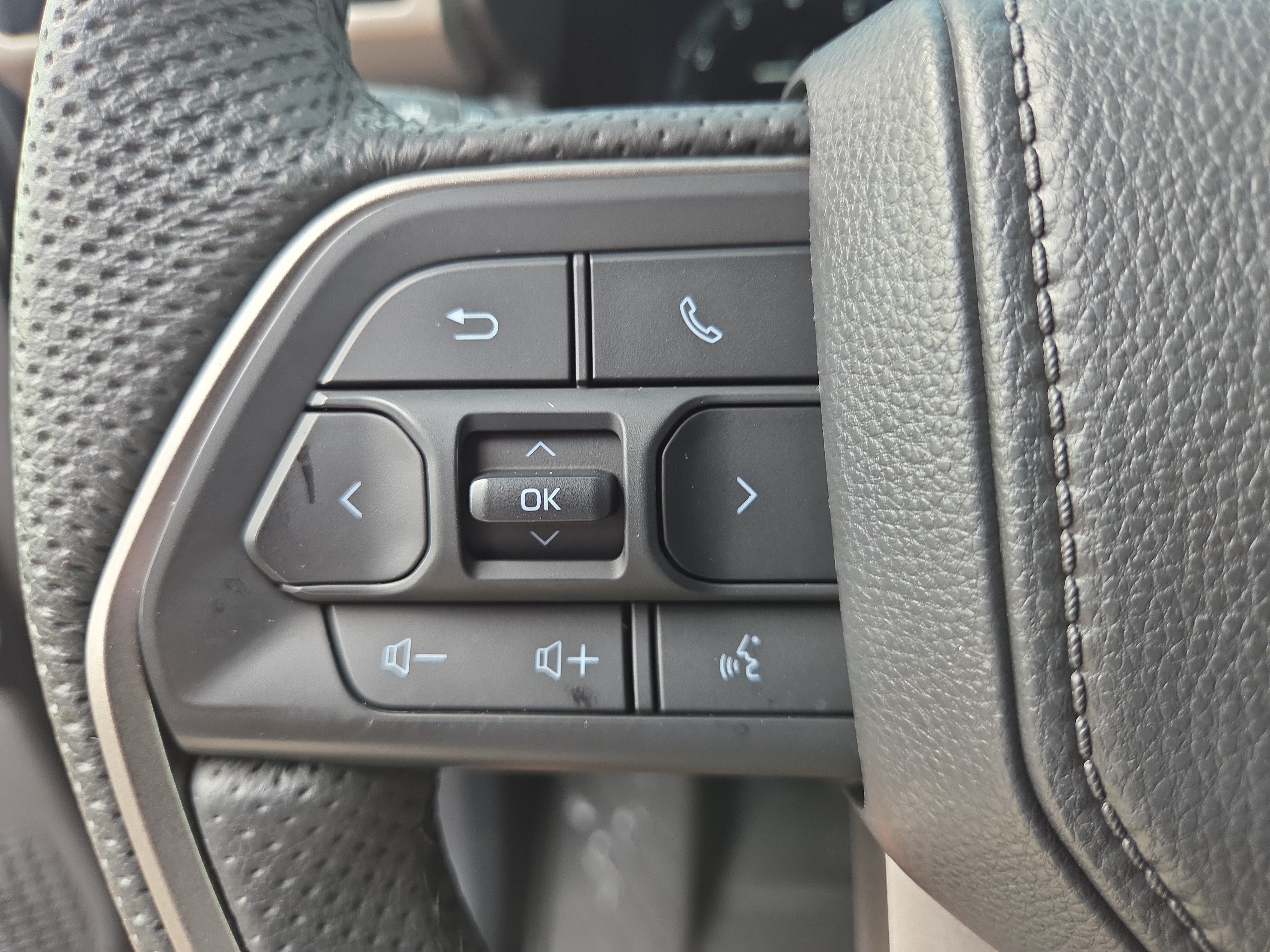 Certified 2025 Toyota Tacoma Limited AWD/4WD image 26