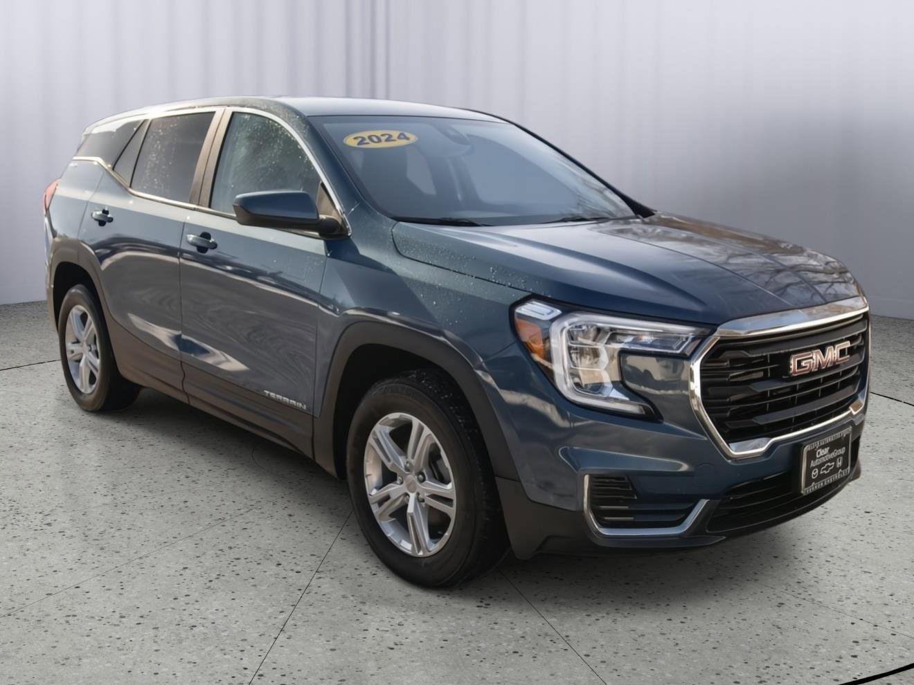 Used 2024 GMC Terrain SLE image 1