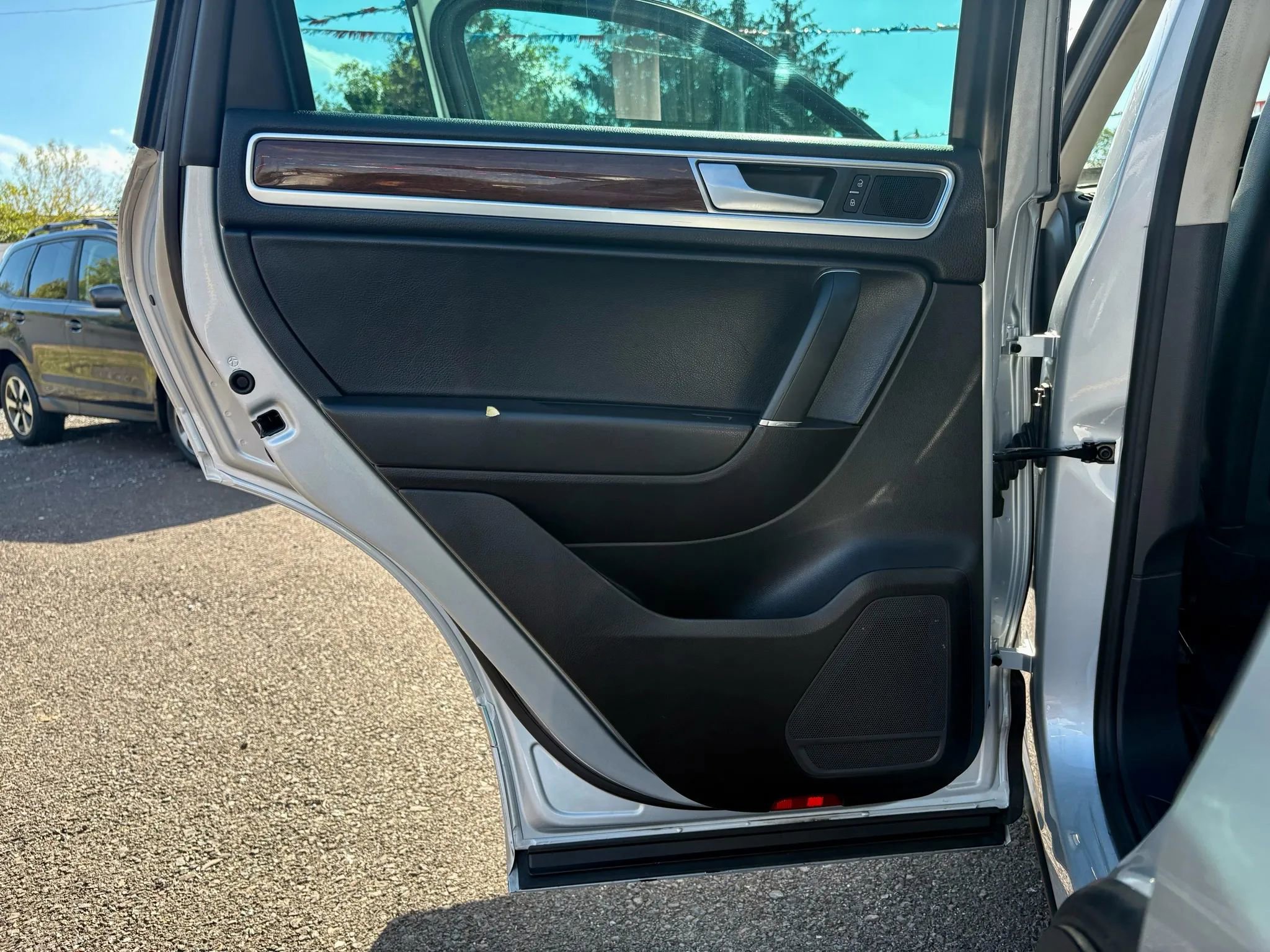 Used 2015 Volkswagen Touareg VR6 image 13