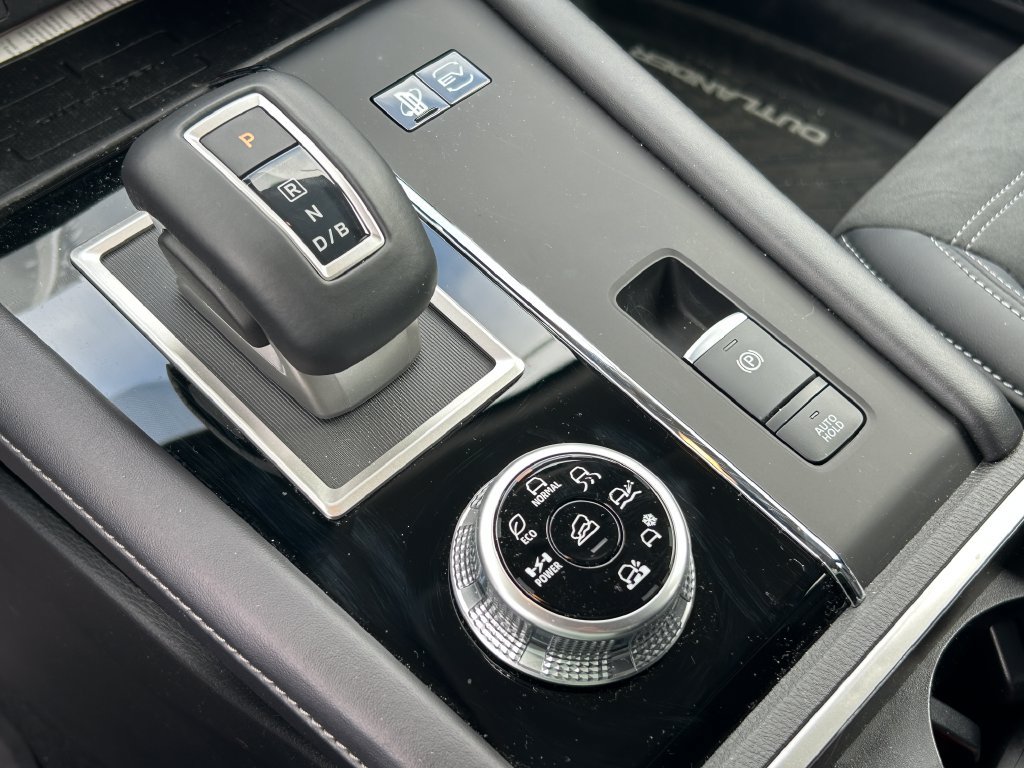 Used 2025 Mitsubishi Outlander 4WD Plug-In Hybrid image 17