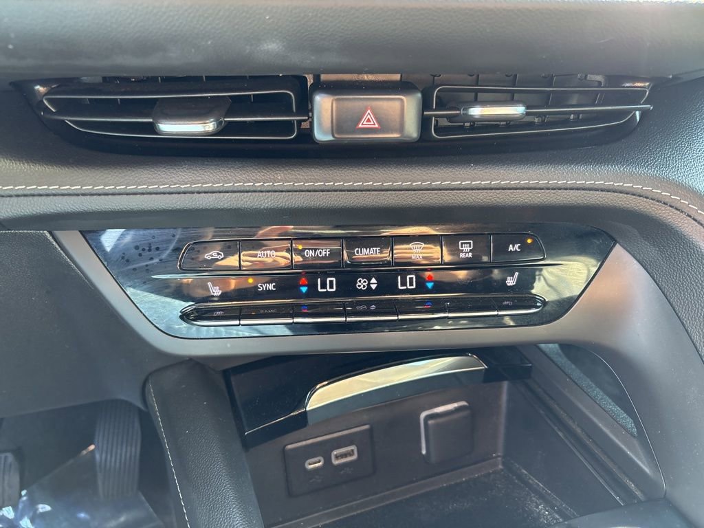 Used 2022 Buick Envision Essence w/ Safety Package image 31