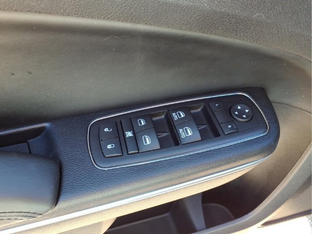 Used 2014 Chrysler 300 AWD w/ Driver Convenience Group image 18
