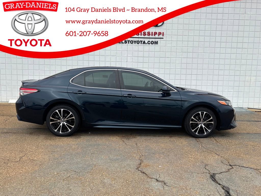 Used 2018 Toyota Camry SE image 1